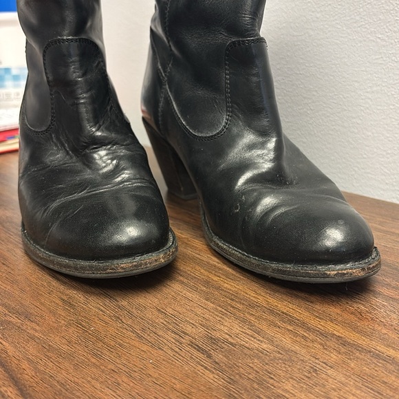 Frye Women's Jackie Button Short Boot. Used condition. Size 7. - Picture 3 of 16